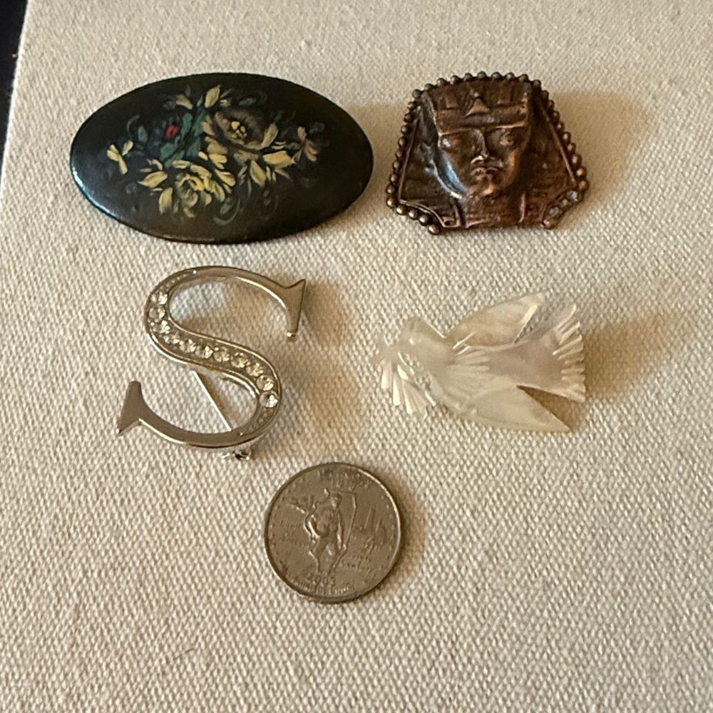 Bundle of 4 Vintage & Contemporary Brooches.